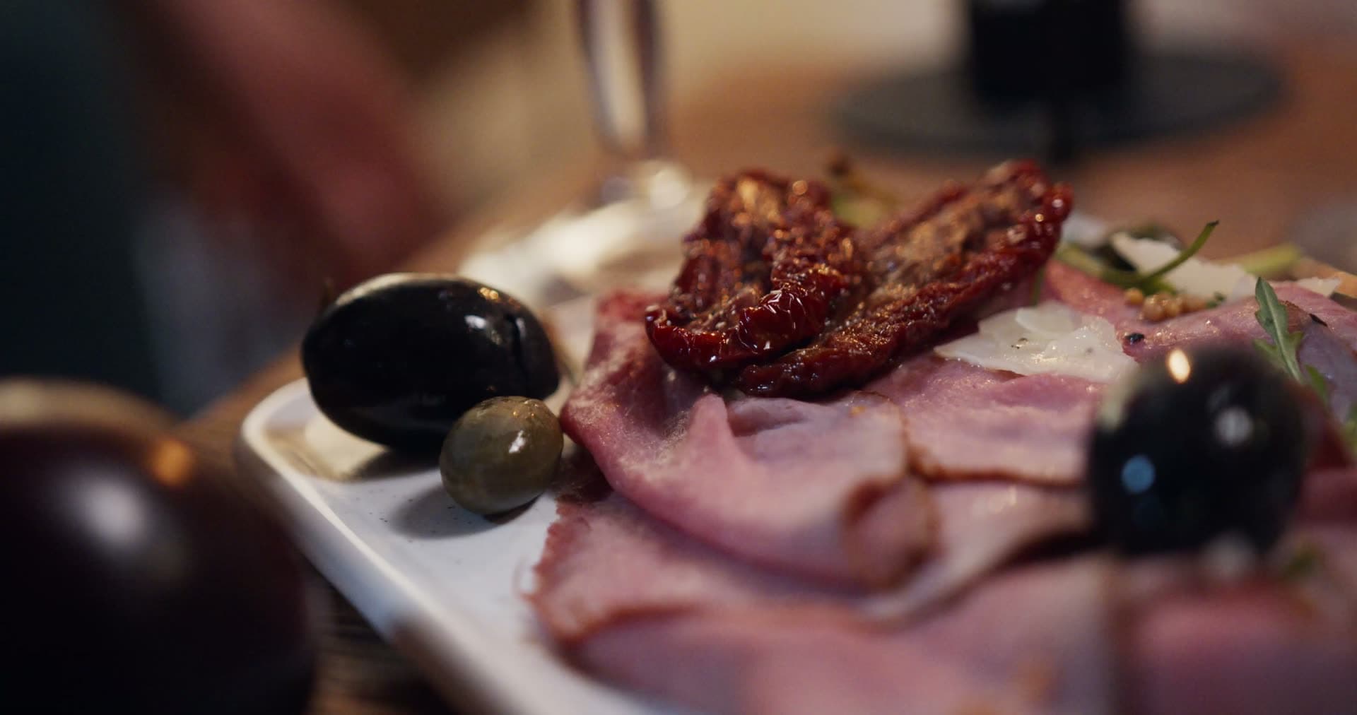 Assiette de charcuterie juive de la maison Panzer à Paris, pastrami et pickelfleisch tranchés