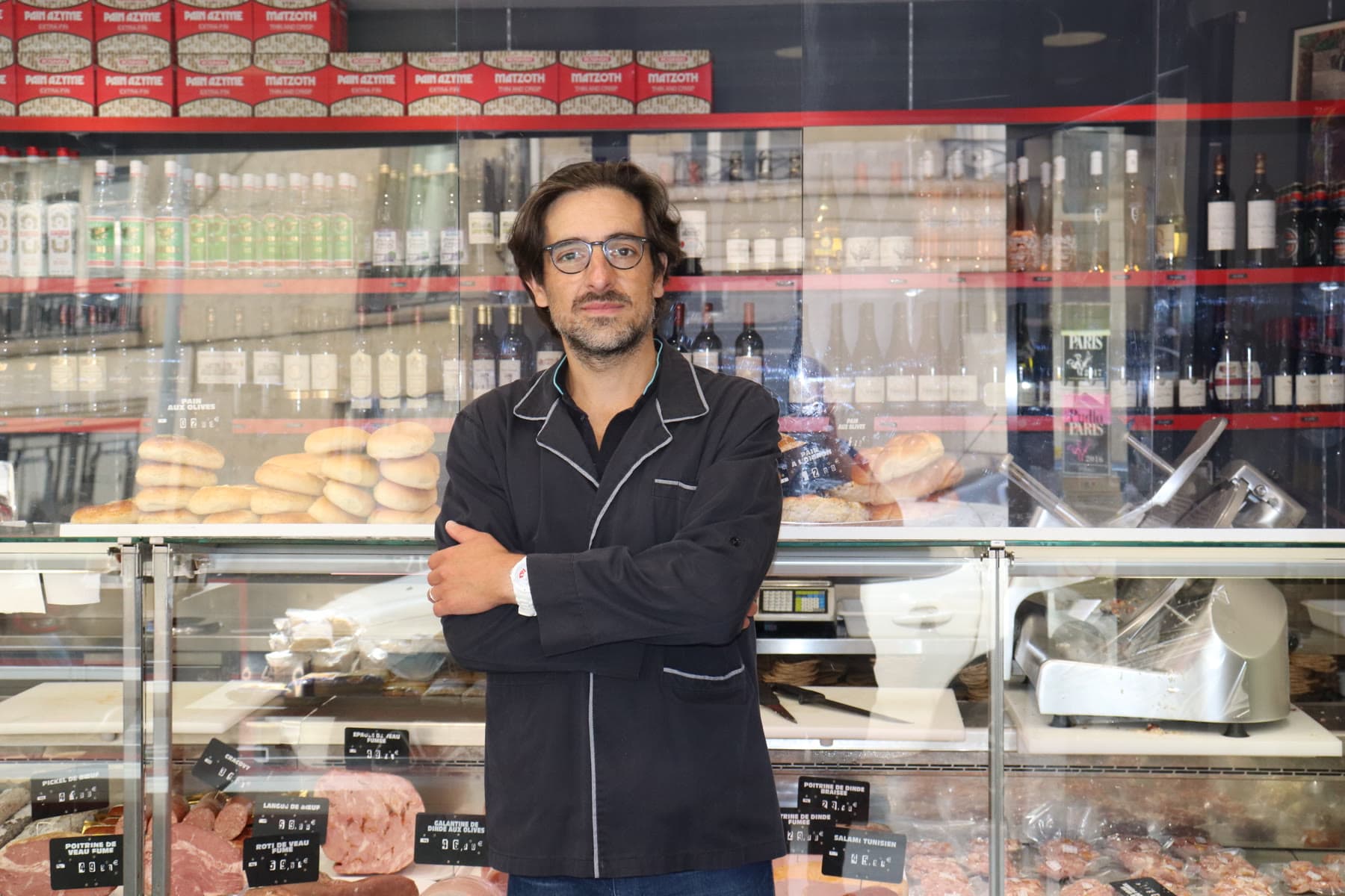 Nicolas Panzer dans sa charcuterie juive casher du 16e arrondissement de Paris