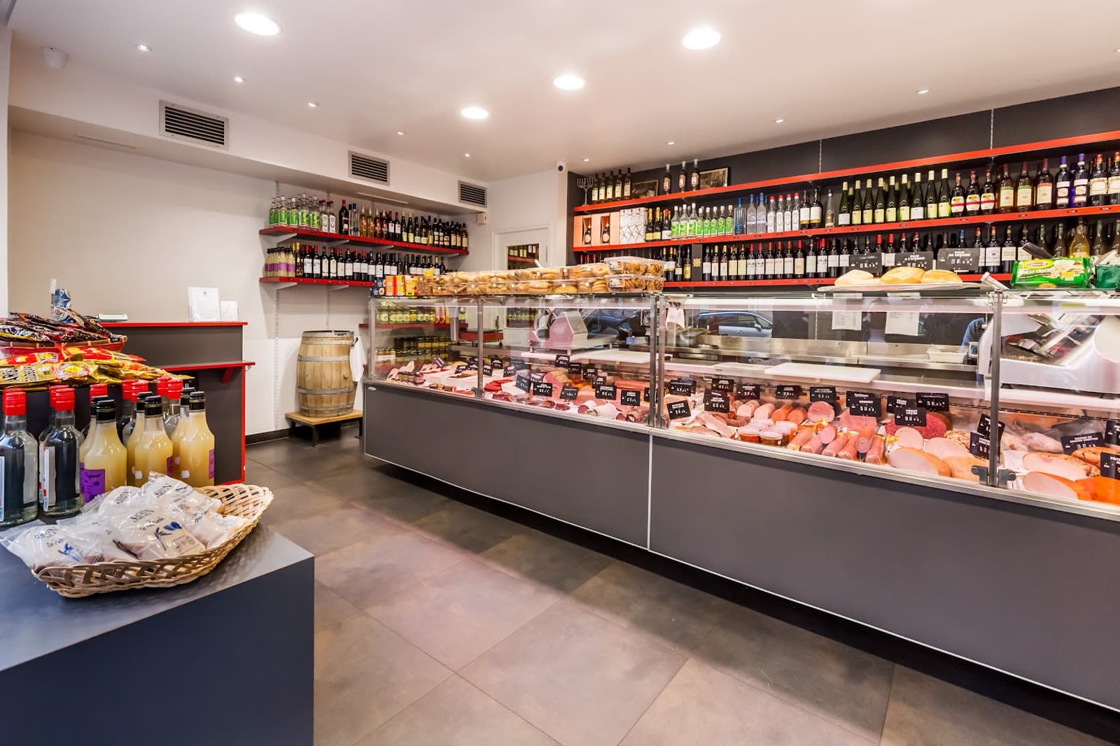 Intérieur de la charcuterie casher Panzer, avenue Paul Doumer à Paris
